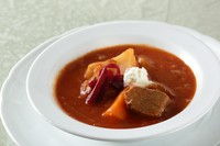 ロシアの伝統的な、野菜たっぷりのスープ。野菜と肉の旨みが凝縮した、優しい味わいです。できるだけ余分な脂を取り除いたヘルシーなスープです。