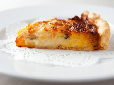 サーモンときのこのキッシュ（焼き立てチーズパイ）