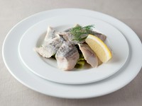 ロシア料理には欠かせない一品。シメサバのような酢の効いたさわやかな風味が口に広がります。新しいお酒の肴との出会いは、『ビール』や『ウォッカ』でさらに盛り上げて。