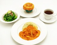 細切りチキンのストロガノフ　16種の雑穀入りバターライス添え・お好みのつぼ焼き・はと麦と緑のサラダ・お飲み物
