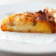 サーモンときのこのキッシュ（焼き立てチーズパイ）