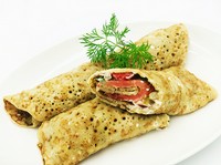 スモークサーモンとサワークリーム、トマト、ディルをもっちりとしたクレープ生地で巻いた、人気の一品です