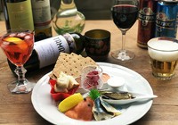 スモークサーモン、にしんのロシア漬け、ビーツピクルス、シャシリク・・・人気の前菜を盛り合わせにしました。お一人様でたっぷりと、お二人で取り分けて・・。
ドリンク２杯付きのセットもございます（2640円）