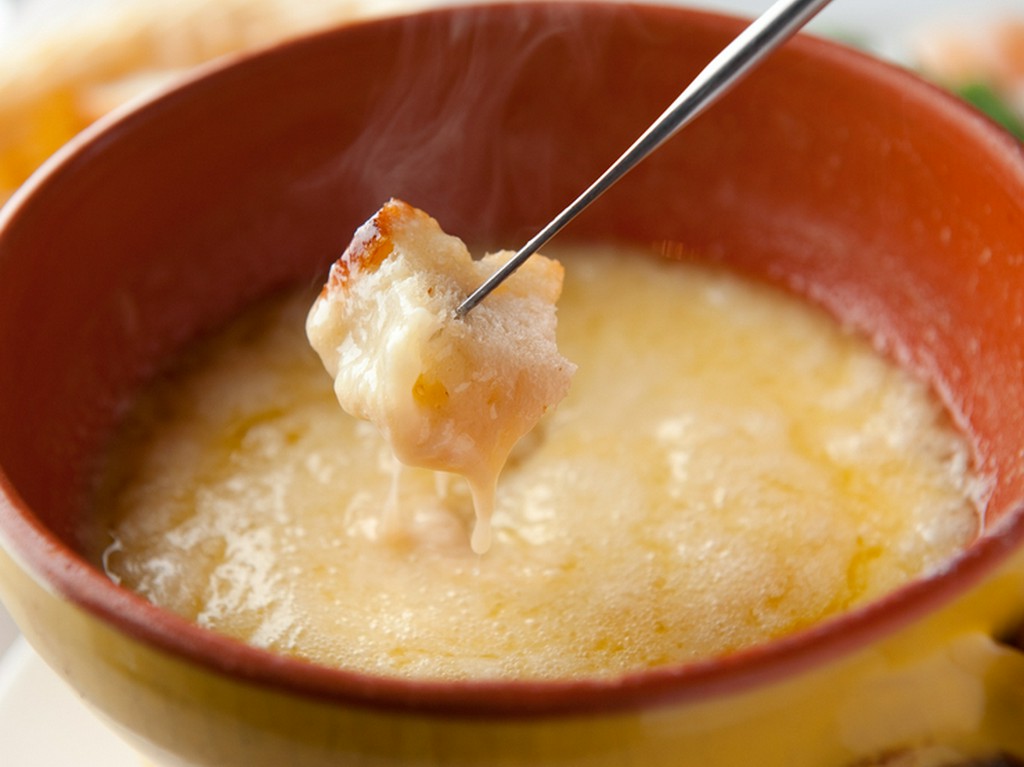  一度食べたら忘れられない味。本格的な『チーズフォンデュ』