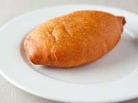 旨みたっぷりの肉と野菜、卵コラーゲンを包んだピロシキ。　セット（お飲み物付き）700円