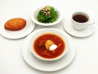 ボルシチ・ピロシキ・はと麦と緑のサラダ・お飲み物