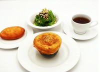 つぼ焼き・ピロシキ・はと麦と緑のサラダ・お飲み物