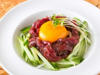 馬肉を細切りにして自家製の韓国風ユッケダレと和えた一品。野菜と卵黄と一緒にいただきます。臭みは全くありません。