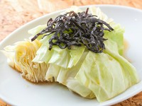 自家製の塩ダレと塩昆布で和えた一品。