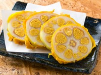 熊本で、馬肉の研修を受けていた時に教えてもらったという本場の味。揚げたてを供されるので、衣がサクッとしています。辛子の風味が効いており、酒の肴におすすめ。
