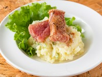 生と表面だけ炙ったもの、2種類の明太子を自家製のポテトサラダにトッピング。隠し味に辛子が入っており、酒の肴にピッタリです。