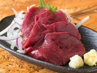 柔らかくてすっきりとした味わいの『馬刺し　赤身』
