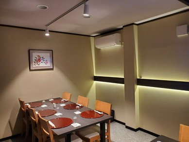 店内にはくつろげる個室や、お茶室も用意されています