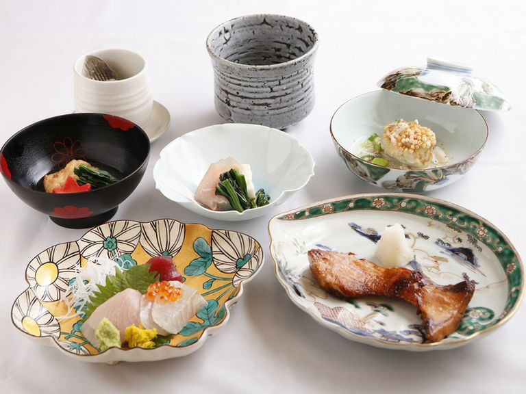 朝採れや露地もの野菜、魚や亀甲萬醤油など、地産地消が基本