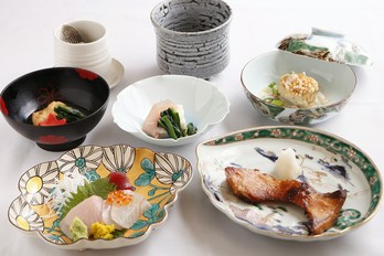 【山水文 蓋付き煮物椀 10客セット】草木灰釉 和食器 懐石 料亭 割烹 懐石 泉亭 野田/和食 | ヒトサラ