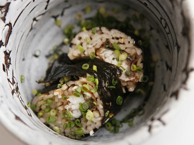 春を代表する魚。そばと海苔との相性が食欲をそそります。　蒸し鉢『鰆の信州蒸し』