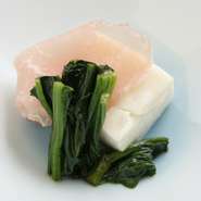 コースの始まり。視覚・嗅覚・味覚で楽しめる冬と春の一品。　前菜『花椰茶』豆腐』
