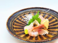 料理長自ら厳選した新鮮な魚を選び抜いております。
季節ごとの旬の魚をお出ししております。
烏賊や雲丹、帆立、イクラも季節によりご提供しております。