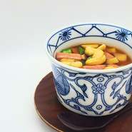 王道の海老・烏賊・鶏をつかった茶碗蒸し。
筍とナッツをつかった季節の五目餡茶碗蒸し。
松茸と鶏をつかった季節限定茶碗蒸し（10000円コースより）。