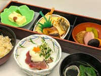 煮物・焼き物・刺身・ご飯・吸い物
ランチでの一つ上のランクの料理をお楽しみいただける料理