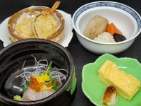 こだわりの釜めしに＋550円
本日の小鉢一品・卵焼き・吸い物・香の物・デザート付き

