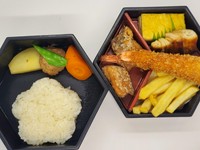 卵焼き・焼き魚・ポテトフライ・鶏のから揚げ・エビフライ・野菜の旨煮とつくね・白ご飯・お吸い物・バニラアイス
※コース・夜でのご注文も可能となります。