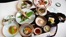 旬の選び抜いた素材を季節感とともに調理した極上のコースです。