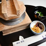 鶏釜めし→1512円
五目釜めし→1620円
蟹釜めし→1836円
釜めし・香の物

釜での配達の場合発泡スチロールにいれ、温かい状態でご配達いたします。