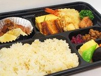 刺身（2～3種）・焼き物（卵焼き、焼き魚、海老二味揚げ、その他）・野菜の旨煮とつくね
※内容は季節によって変更いたします。