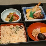 源氏弁当で刺身またはご飯別の容器への変更可能となります。
源氏弁当1800円よりも内容がグレードアップしております。
※内容は季節によって変更いたします。