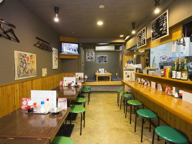 ずらりと丸椅子が並ぶカウンターで、ひとり過ごす至福の時間