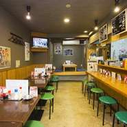 たったひとり、ちびりちびりとお酒を呑むも良し、ガッツリ料理を注文するも良し。あまり混んでいない時間帯ならカウンター内の料理人に声を掛け、あれやこれやと会話も愉しむも良し。自分のペースで心地よく。