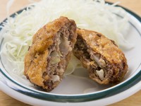 牛肉の様々な部位が使われており、しっかりと肉の旨味を感じられる一品。牛肉本来の味を愉しんでほしいため化学調味料は使わず、塩・コショウのみで味付けしています。