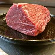 牛肉をはじめ、鶏肉、豚肉、全て信頼の置ける業者の方から仕入れています。綺麗な赤身のサシが細かく入った牛肉、弾力のある鶏肉、柔らかな豚肉など、必ず自分の目でチェックすることも忘れません。