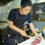 お客様の食べる速度に合わせながら、料理をご提供しております。お客様が会話を愉しまれていたら一呼吸置き、早く召し上がるお客様にはテンポよく。タイミングを見計らいながら、料理づくりを行います。