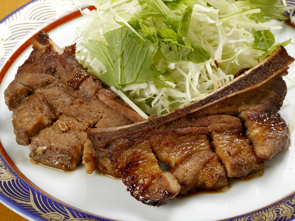 奥まで味の染み込んだ、ボリューム満点の『スペアリブ』