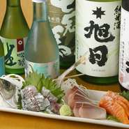 その日おすすめの海の幸6品から、お好きな3種を選んで盛り合わせにしてくれます。新鮮なお刺身は日本酒との相性も抜群です。
