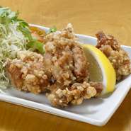 ニンニク・生姜をベースにした特性のタレに漬け込んだ、若鶏のもも肉の唐揚げ。サクサクの衣に包まれた、ジューシーなお肉。ビールといっしょにいただきたい逸品です。