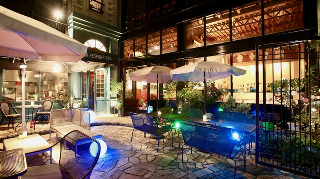 爽やかなテラス席はペット連れOK、夏はビアガーデンを開催