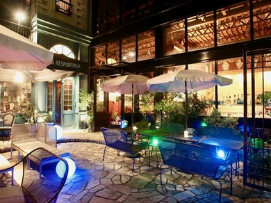 爽やかなテラス席はペット連れOK、夏はビアガーデンを開催