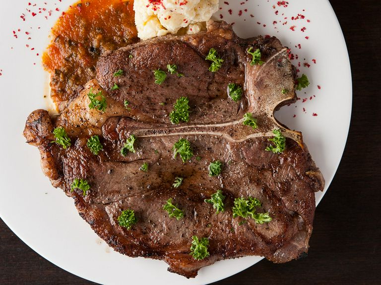 2つの部位を同時に味わえる欲張りな『Tボーンステーキ炭火焼』1ポンド 450g(2〜3人前)