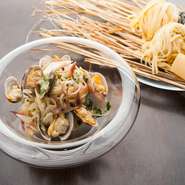 タリオリーニは、卵が入った細めの平打ちパスタです。生麺ならではの小麦の甘みを生かしつつ、アサリのだしでシンプルに仕上げました。ほかにもさまざまな種類の手打ちパスタを日替わりで提供しています。