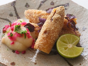 あっさりと軽い食感の『太ホワイトアスパラのあられ揚げ』