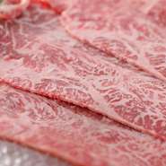 「最上級のおいしいお肉の味をより多くの人に味わってもらいたい」というオーナーの思いから、【食道楽】では和牛を丸々一頭買い。そのため、希少部位や高級ブランド牛をリーズナブルな料金で堪能できます。