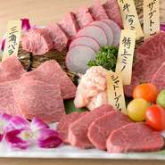 一頭からほんの僅かしか取れない希少部位も、和牛一頭買いをしている【食道楽】では常時取り扱っています。肉のプロの手で、さらにおいしく味わえるよう、切り方やサイズまでこだわった絶品の肉が揃っています。