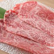 肉がより柔らかい、出産未経験のメス牛の最高級A5ランクまたはそれに相当するA4ランクのブランド和牛肉を使用しています。