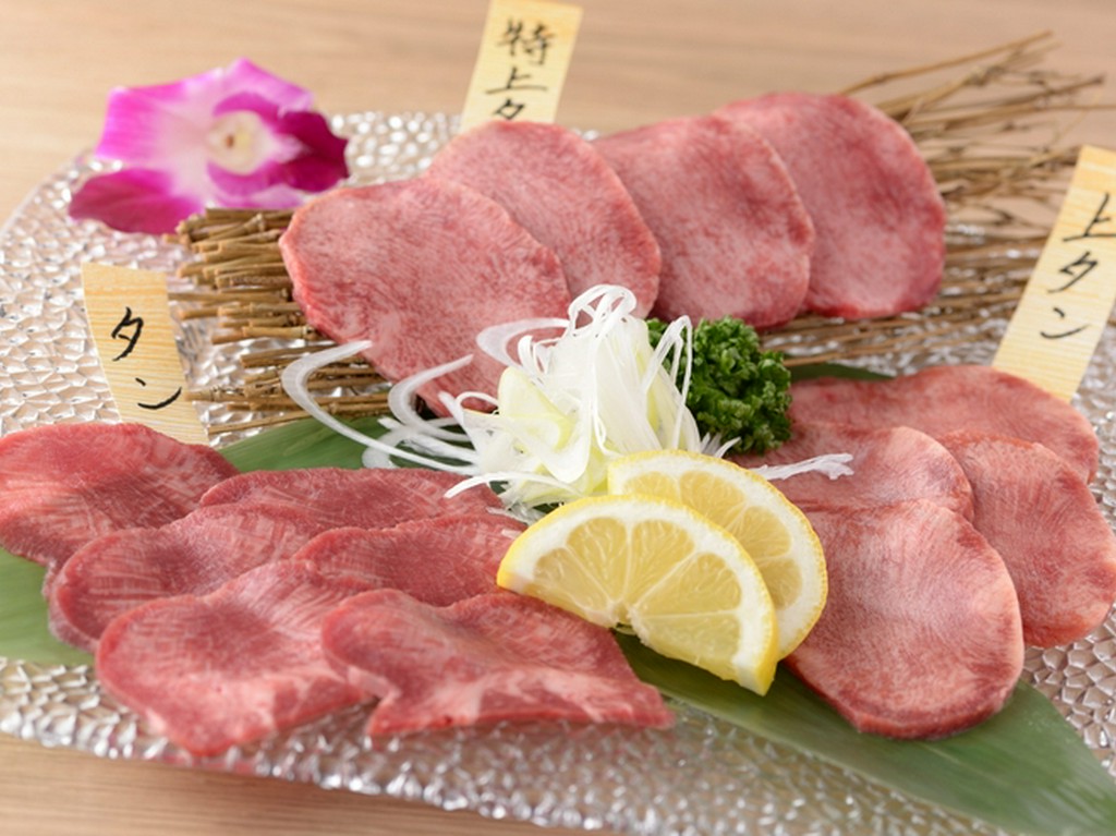 黒毛和牛の特上肉を用いた『タン食べ比べセット』