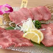 3種類のタンを食べ比べ。刺身でも提供できるほどの黒毛和牛の特上タンは、臭みがまったくなく、柔らかさも格別です。