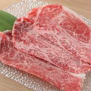 使用している牛肉がよいものだということもありますが、極上の柔らかい肉の旨味が引き立つ『焼きしゃぶ』でお楽しみください。サッと炙って、こだわりの自家製ダレをつければジューシーな旨味が口の中に広がります。