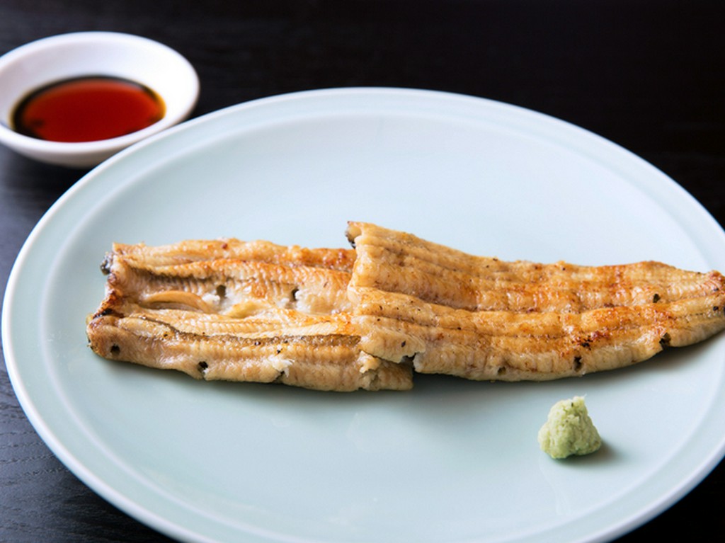 備長炭でしっかりと焼く浜松流。香ばしさも際立つ『白焼』